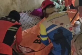 Petugas sedang melakukan evakuasi jasad warga Kampung Lebaksiuh RT 15/05 Desa Sukakersa Kecamatan Parakansalak Kabupaten Sukabumi. (Prima Meidiandi/Telusurbisnis)