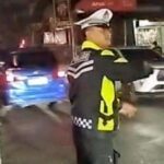 Petugas mengatur lalu lintas di ruas jalan Cibadak dari Bogor menuju Sukabumi, malam lebaran pertama. (Prima Meidiandi/Telusurbisnis)