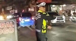 Petugas mengatur lalu lintas di ruas jalan Cibadak dari Bogor menuju Sukabumi, malam lebaran pertama. (Prima Meidiandi/Telusurbisnis)