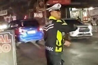 Petugas mengatur lalu lintas di ruas jalan Cibadak dari Bogor menuju Sukabumi, malam lebaran pertama. (Prima Meidiandi/Telusurbisnis)