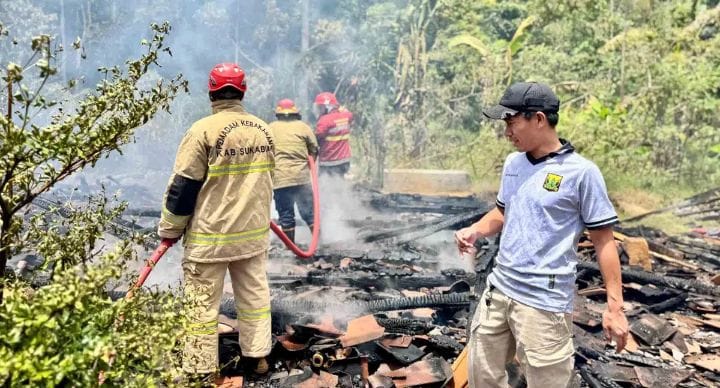 IMG 20260324 WA0024 Diduga Korsleting Listrik Rumah Panggung di Sukabumi Dilalap Si Jago Merah