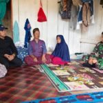 Danpos Pantai Tenda Biru bersama Kadis Pariwisata Ali Iskandar saat takziah ke rumah duka korban tenggelam di Pantai Tenda Biru. (Prima Meidiandi/Telusurbisnis)