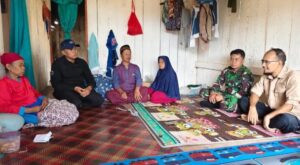 Danpos Pantai Tenda Biru bersama Kadis Pariwisata Ali Iskandar saat takziah ke rumah duka korban tenggelam di Pantai Tenda Biru. (Prima Meidiandi/Telusurbisnis)