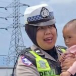 Aipda Devi, Polwan Satlantas Polres Sukabumi Mengamankan bayi kepanasan saat arus balik lebaran di sekitar GT Parungkuda, Sukabumi. (Prima Meidiandi/Telusurbisnis)