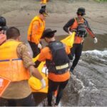 Evakuasi mayat wisatawan asal Kota Depok di Pantai Sangrawayang Sukabumi. (Prima Meidiandi/Telusurbisnis)