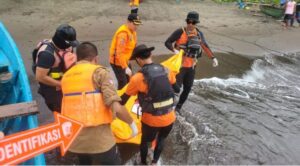 Evakuasi mayat wisatawan asal Kota Depok di Pantai Sangrawayang Sukabumi. (Prima Meidiandi/Telusurbisnis)
