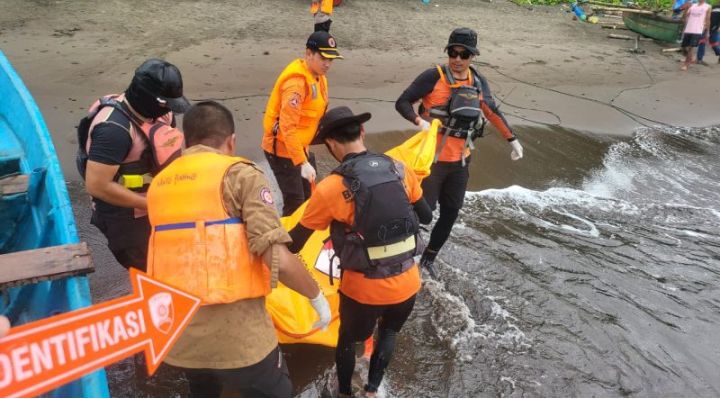 Mayat Laki-Laki Mengapung di Perairan Sangrawayang Sukabumi Ternyata Warga Depok 1 Evakuasi mayat wisatawan asal Kota Depok di Pantai Sangrawayang Sukabumi. (Prima Meidiandi/Telusurbisnis)