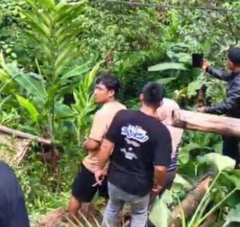 Petugas dibantu warga melakukan evakuasi penumpang mobil travel yang terjun ke jurang di Kampung Ciawitali, Sukabumi. (Prima Meidiandi/Telusurbisnis)