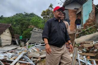 Bupati Asep Japar pantau kondisi di lokasi berncana pergerakan tanah di Bantargadung. (Prima Arno/Telusurbisnis)