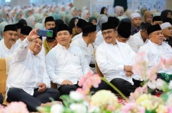 Ketua DPRD Sukabumi Budi Azhar mendampingi Bupati H.Asep Japar dalam kegiatan Muhibah Ramadan 1447 Hijriah tingkat Kabupaten Sukabumi di Masjid Assalam. (Prima Arno/Telusurbisnis)