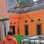 Sebuah rumah ambruk akibat bencana pergerakan tanah di Kampung Bantarmuncang RT 01 RW 03 Desa CikadU Kecamatan Palabuhanratu Kabupaten Sukabumi. (Prima Arno/Telusurbisnis)