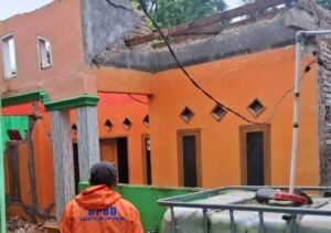 Sebuah rumah ambruk akibat bencana pergerakan tanah di Kampung Bantarmuncang RT 01 RW 03 Desa CikadU Kecamatan Palabuhanratu Kabupaten Sukabumi. (Prima Arno/Telusurbisnis)