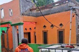 Sebuah rumah ambruk akibat bencana pergerakan tanah di Kampung Bantarmuncang RT 01 RW 03 Desa CikadU Kecamatan Palabuhanratu Kabupaten Sukabumi. (Prima Arno/Telusurbisnis)