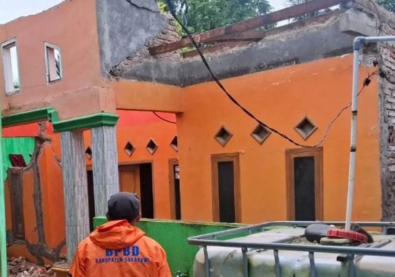 Sebuah rumah ambruk akibat bencana pergerakan tanah di Kampung Bantarmuncang RT 01 RW 03 Desa CikadU Kecamatan Palabuhanratu Kabupaten Sukabumi. (Prima Arno/Telusurbisnis)