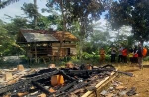 Beranda 47 Puing rumah korban usai kebakaran di Kampung Cimala RT 20/05 Desa Bantarsari Kecamatan Pabuaran Kabupaten Sukabumi. (Prima Arno/Telusurbisnis)