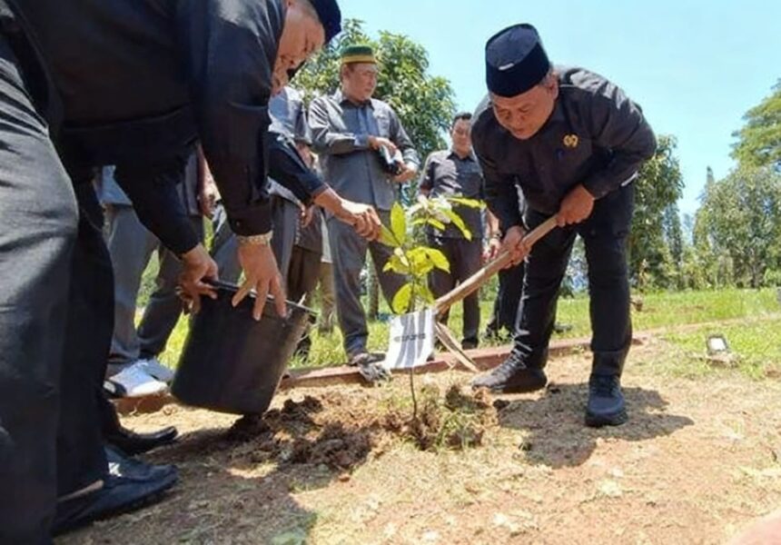 Ketua DPRD Budi Azhar Mutawali secara seremoni menanam bibit pohon buah di halaman komplek DPRD bersama bupati Sukabumi Asep Japar. (Prima Arno Meidiandi/Telusurbisnis)