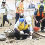 Bupati Sukabumi H. Asep Japar meletakkan batu pertama pembangunan hunian pascabencana di Kampung Mubarakah, Desa Cikadu, Kecamatan Palabuhanratu, pada Rabu 1 April 2026.