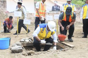 Bupati Sukabumi H. Asep Japar meletakkan batu pertama pembangunan hunian pascabencana di Kampung Mubarakah, Desa Cikadu, Kecamatan Palabuhanratu, pada Rabu 1 April 2026.