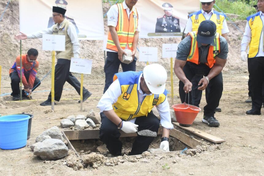 Kampung Mubarakah Sukabumi: 86 Rumah Tahan Gempa Dibangun 1 Bupati Sukabumi H. Asep Japar meletakkan batu pertama pembangunan hunian pascabencana di Kampung Mubarakah, Desa Cikadu, Kecamatan Palabuhanratu, pada Rabu 1 April 2026.