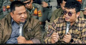 Ketua DPRD Kabupaten Sukabumi Budi Azhar Mutawali (kiri) menerima audiensi Aliansi Kaum Muda Sukabumi Melawan. (Prima Meidiandi/Telusurbisnis)