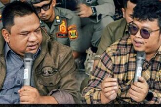 Ketua DPRD Kabupaten Sukabumi Budi Azhar Mutawali (kiri) menerima audiensi Aliansi Kaum Muda Sukabumi Melawan. (Prima Meidiandi/Telusurbisnis)