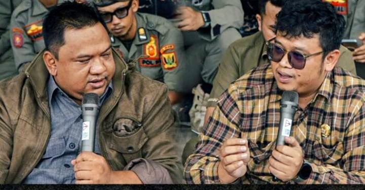 Bawa Aspirasi Transparansi Anggaran dan Program Reses Mahasiswa Sukabumi Datangi DPRD 1 Ketua DPRD Kabupaten Sukabumi Budi Azhar Mutawali (kiri) menerima audiensi Aliansi Kaum Muda Sukabumi Melawan. (Prima Meidiandi/Telusurbisnis)