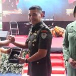 Wabup H Andreas (kiri) usai sertijab Danyonif 305 Kidang Kencana dalam momen penyerahan cinderamata. (Prima Meidiandi/Telusurbisnis)