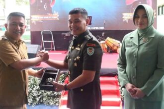 Wabup H Andreas (kiri) usai sertijab Danyonif 305 Kidang Kencana dalam momen penyerahan cinderamata. (Prima Meidiandi/Telusurbisnis)