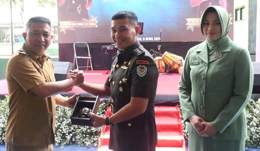 Wabup H Andreas (kiri) usai sertijab Danyonif 305 Kidang Kencana dalam momen penyerahan cinderamata. (Prima Meidiandi/Telusurbisnis)