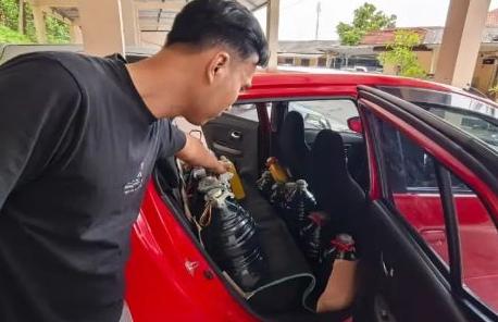 Pria di Sukabumi Diciduk! Timbun 272 Liter Pertalite Pakai Jerigen dan Galon 1 Polisi berhasil menciduk tersangka penimbun BBM Bersubsidi jenis pertalite. (Dok Polres)