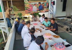 Pengurus Inti MIO Indonesia Provinsi Jawa Barat, foto bersama sesaat halal bihalal, di Cimahi. (Humas MIO Jabar)