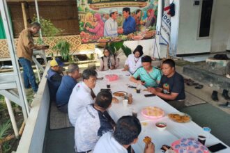 Pengurus Inti MIO Indonesia Provinsi Jawa Barat, foto bersama sesaat halal bihalal, di Cimahi. (Humas MIO Jabar)