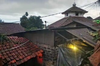 Sejumlah rumah atapnya rumah di Kecamatan Cidahu, Sukabumk rusak diterjang puting beliung. (Prima Meidiandi/Telusurbisnis)