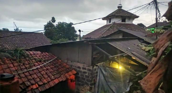 Puting Beliung Mengamuk di Sukabumi, Rumah Warga dan Sekolah Rusak 1 Sejumlah rumah atapnya rumah di Kecamatan Cidahu, Sukabumk rusak diterjang puting beliung. (Prima Meidiandi/Telusurbisnis)