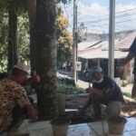 Warga Perum Gedung Putih di Cidahu, Sukabumi, mempercantik Posyandu. (Prima Meidiandi/Telusurbisnis)