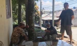 Warga Perum Gedung Putih di Cidahu, Sukabumi, mempercantik Posyandu. (Prima Meidiandi/Telusurbisnis)