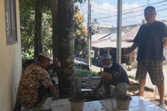 Warga Perum Gedung Putih di Cidahu, Sukabumi, mempercantik Posyandu. (Prima Meidiandi/Telusurbisnis)