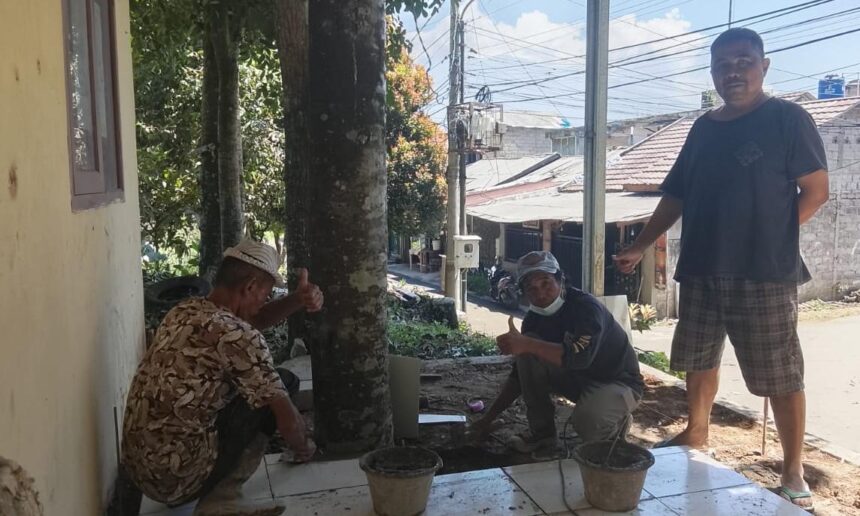 Posyandu Perum Gedung Putih Dipercantik, Temboknya Dicat Bamgunan Dilengkapi Teras 1 Warga Perum Gedung Putih di Cidahu, Sukabumi, mempercantik Posyandu. (Prima Meidiandi/Telusurbisnis)