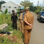 Petugas SPPG di lokasi temuan limbah makanan yang sempat di media sosial. (Prima Meidiandi/Telusurbisnis)