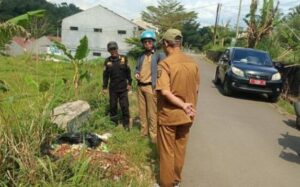 Petugas SPPG di lokasi temuan limbah makanan yang sempat di media sosial. (Prima Meidiandi/Telusurbisnis)