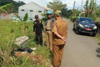Petugas SPPG di lokasi temuan limbah makanan yang sempat di media sosial. (Prima Meidiandi/Telusurbisnis)