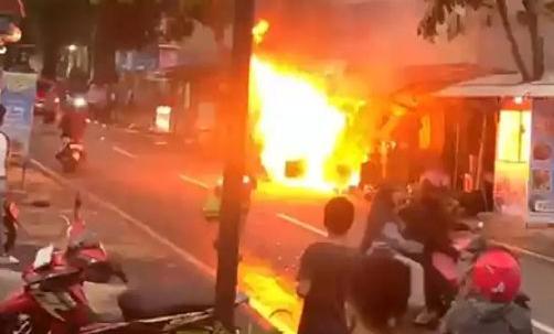 Kios Bensin Eceran Ludes Terbakar Diamuk Si Jago Merah di Sukabumi 1 Kios bensin eceran di Kampung Cimuncang Kebon Pedes, Kabupaten Sukabumi, terbakar. (Prima Meidiandi/Telusurbisnis)