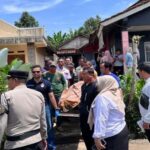 Petugas melakukan evakuasi pegawai SPPG Kebon Jeruk, yang ditemukan meninggal di rumahnya. (Prima Meidiandi/Telusurbisnis)