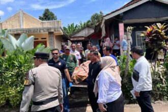Petugas melakukan evakuasi pegawai SPPG Kebon Jeruk, yang ditemukan meninggal di rumahnya. (Prima Meidiandi/Telusurbisnis)