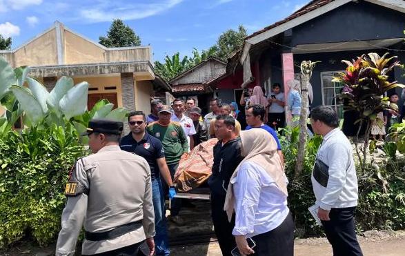 Pegawai SPPG Ditemukan Meninggal di Rumah Kontrakan, Tidak Ada Tanda Tanda Mencurigakan 1 Petugas melakukan evakuasi pegawai SPPG Kebon Jeruk, yang ditemukan meninggal di rumahnya. (Prima Meidiandi/Telusurbisnis)