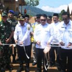 Bupati Asep Japar dan Wabup Andreas mendampingi Penasihat Khusus Presiden Bidang Pertahanan Dudung Abdurachman meresmikan hunian tetap (Huntap) bencana di Sukabumi. (Prima Meidiandi/Telusurbisnis)