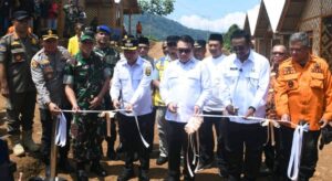 Bupati Asep Japar dan Wabup Andreas mendampingi Penasihat Khusus Presiden Bidang Pertahanan Dudung Abdurachman meresmikan hunian tetap (Huntap) bencana di Sukabumi. (Prima Meidiandi/Telusurbisnis)