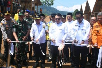 Bupati Asep Japar dan Wabup Andreas mendampingi Penasihat Khusus Presiden Bidang Pertahanan Dudung Abdurachman meresmikan hunian tetap (Huntap) bencana di Sukabumi. (Prima Meidiandi/Telusurbisnis)