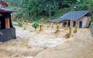 Desa Pamuruyan diterjang banjir setelah diguyur hujan deras yang mengakibatkan Sungai Cipamuruyan meluap. (Prima Meidiandi/Telusurbisnis)