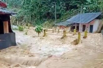 Desa Pamuruyan diterjang banjir setelah diguyur hujan deras yang mengakibatkan Sungai Cipamuruyan meluap. (Prima Meidiandi/Telusurbisnis)